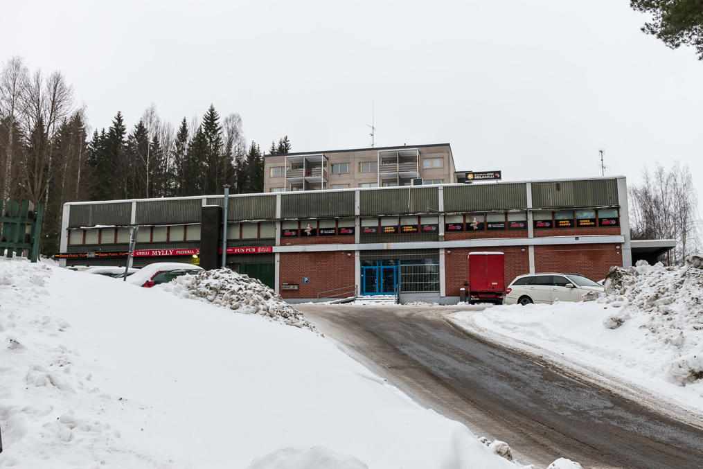 Здание с барами и боулингом