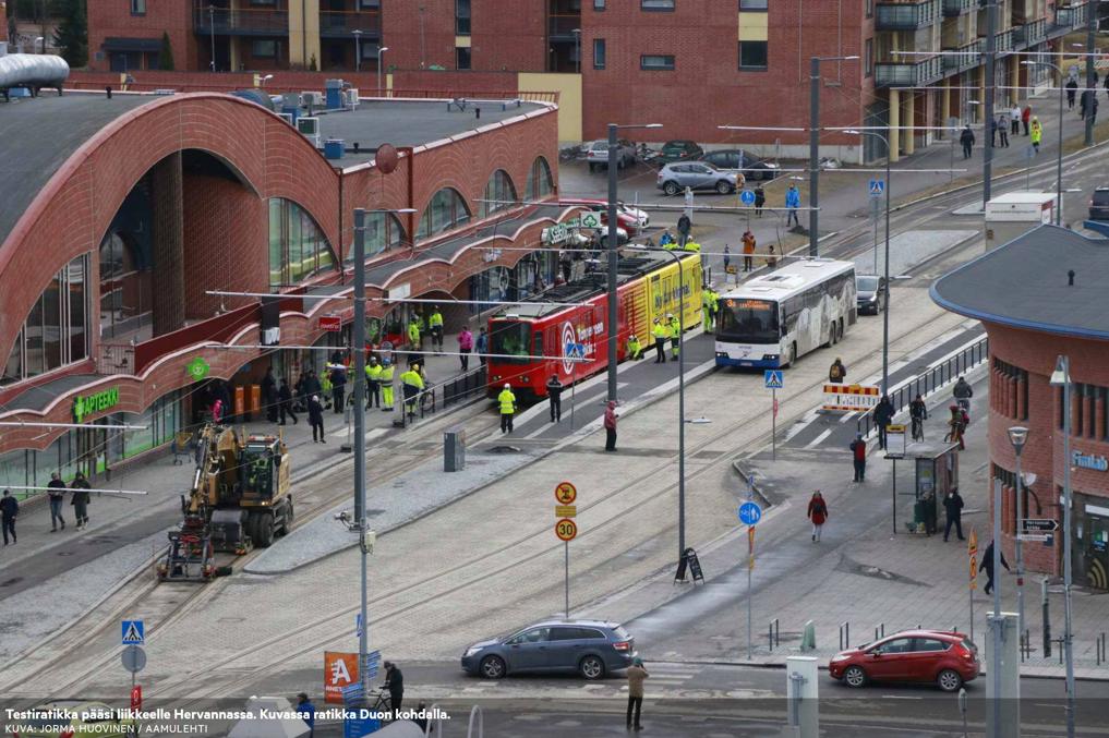 Тестовый вагон впервые выезжает на трамвайные пути в Херванте. Источник: газета Aamulehti, 17.3.2020