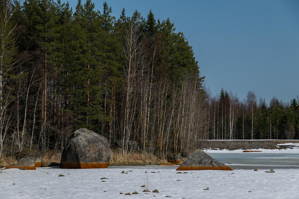 Отметины высокого уровня воды на валунах в Пилвилампи