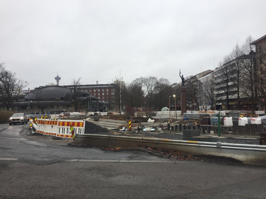 Строительство трамвая в центре Тампере в ноябре 2018. Перекопанный бульвар Хямеэнпуйсто